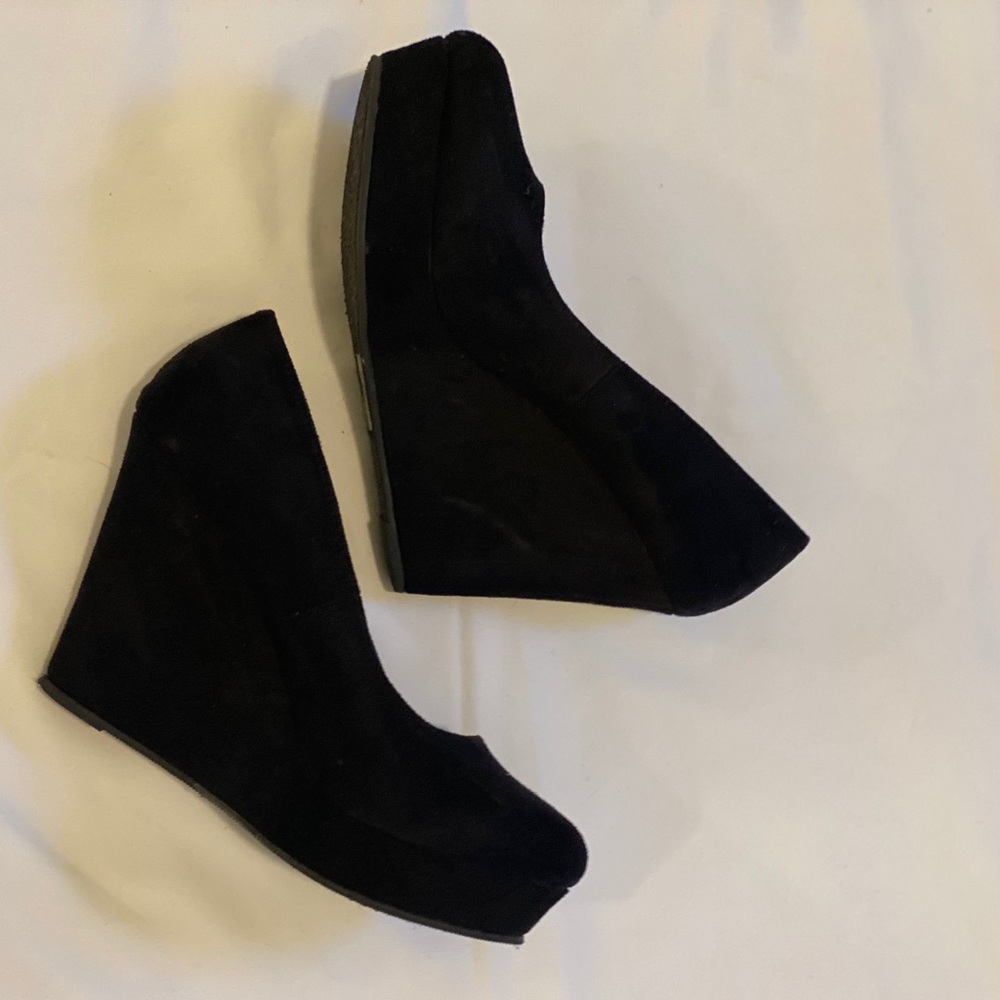 Closed toe wedges